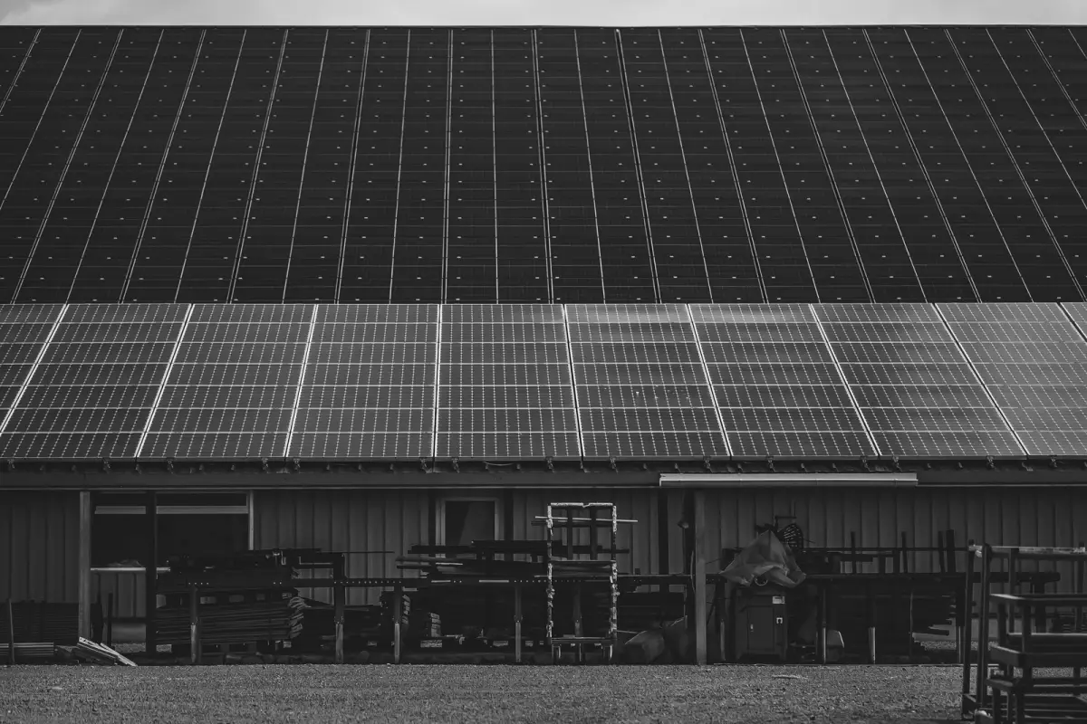 La toiture de l’atelier de Lavilledieu, couverte de panneaux photovoltaïques.